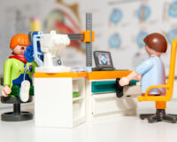 LEGO d'un médecin ophtalmologue derrière son bureau
