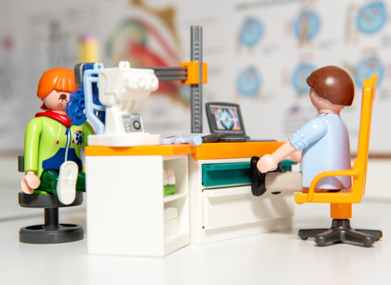 LEGO d'un médecin ophtalmologue derrière son bureau